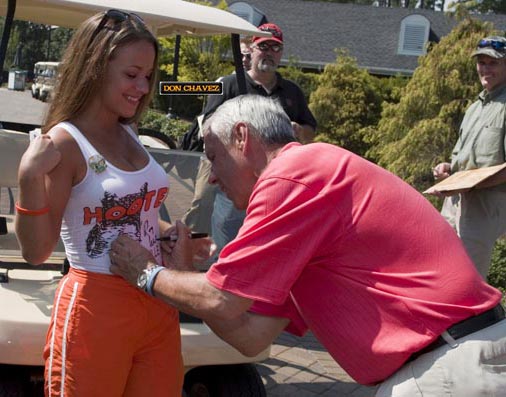Roy Williams Autographs Hooters Girl
